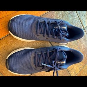 Nike Revolution US 7 boys EUC